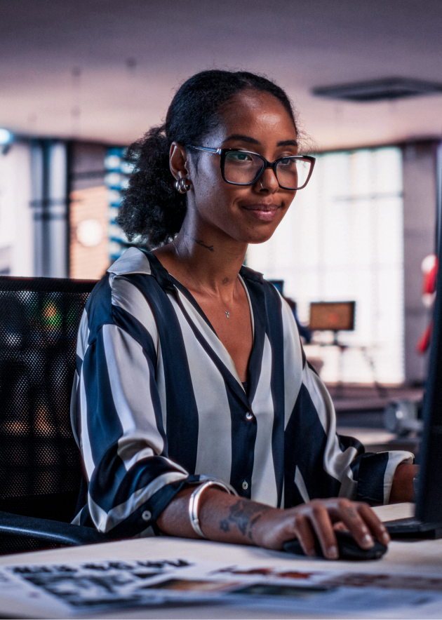 Mulher usando um computador